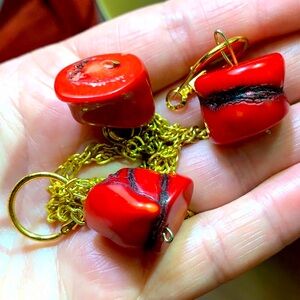 Vintage ❤️ Natural Red Coral ❤️Set Earrings ❤️Necklace Gold Tone❤️❤️❤️❤️❤️